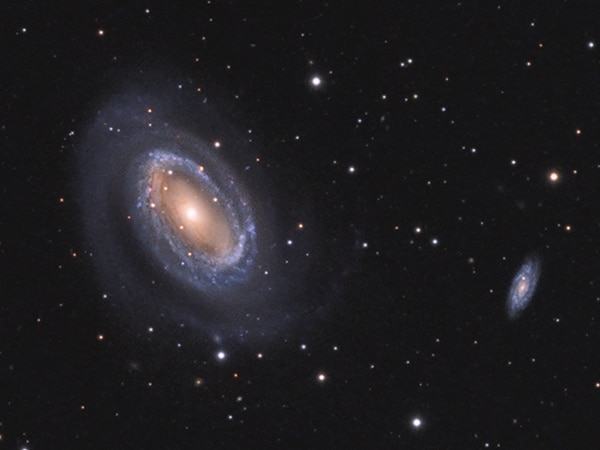 NGC 4747 et ses traînes d'étoiles caractéristiques d'interactions gravitationnelles...